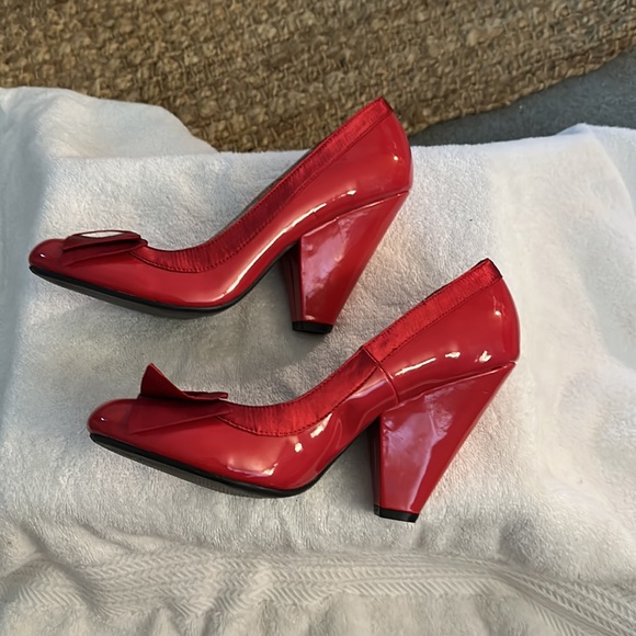 Womens red 4 1/2 inch heels sized 9 - Picture 4 of 8